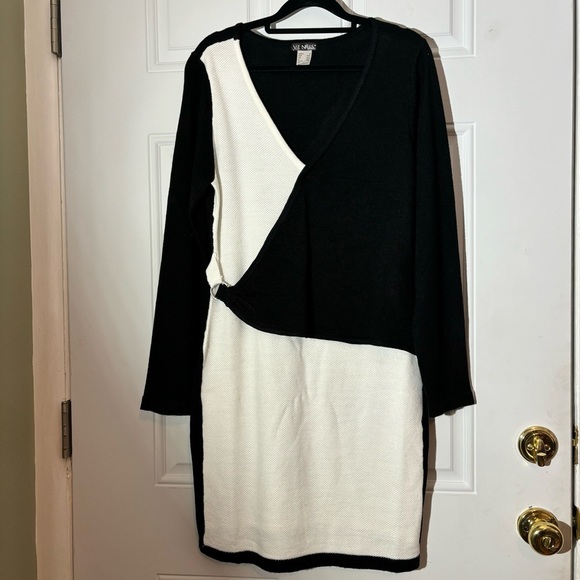 ❤️2/$15 or 3/$21❤️ NWOT Venus Lightweight Black/White Knit Dress, Size Medium - Picture 1 of 12